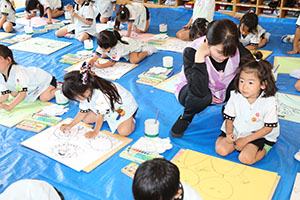 絵画教室　個性いっぱいの作品が完成　　A・B