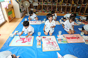 絵画教室　個性いっぱいの作品が完成　　A・B