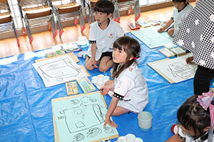 絵画教室　個性いっぱいの作品が完成　　A・B
