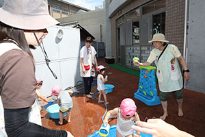 水遊び楽しかったね　ひよこ・あひる・ぺんぎん