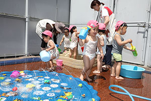 水遊び楽しかったね　ひよこ・あひる・ぺんぎん