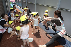 水遊び楽しかったね　ひよこ・あひる・ぺんぎん