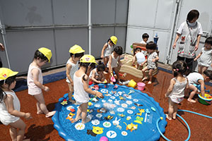 水遊び楽しかったね　ひよこ・あひる・ぺんぎん