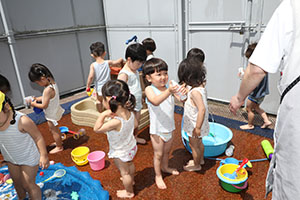 水遊び楽しかったね　ひよこ・あひる・ぺんぎん