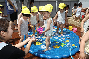 水遊び楽しかったね　ひよこ・あひる・ぺんぎん