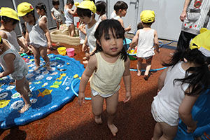 水遊び楽しかったね　ひよこ・あひる・ぺんぎん