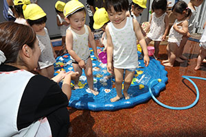 水遊び楽しかったね　ひよこ・あひる・ぺんぎん
