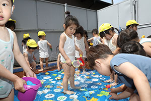 水遊び楽しかったね　ひよこ・あひる・ぺんぎん