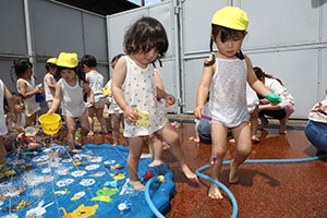 水遊び楽しかったね　ひよこ・あひる・ぺんぎん