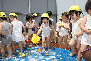 水遊び楽しかったね　ひよこ・あひる・ぺんぎん