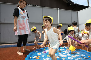 水遊び楽しかったね　ひよこ・あひる・ぺんぎん