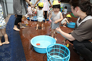 水遊び楽しかったね　ひよこ・あひる・ぺんぎん
