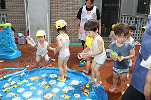 水遊び楽しかったね　ひよこ・あひる・ぺんぎん