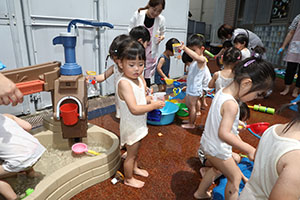 水遊び楽しかったね　ひよこ・あひる・ぺんぎん