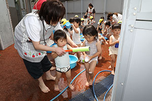 水遊び楽しかったね　ひよこ・あひる・ぺんぎん