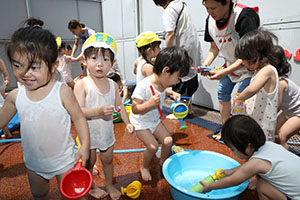 水遊び楽しかったね　ひよこ・あひる・ぺんぎん