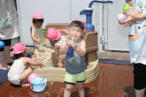 水遊び楽しかったね　ひよこ・あひる・ぺんぎん