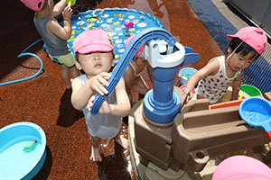 水遊び楽しかったね　ひよこ・あひる・ぺんぎん