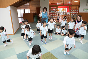 みんなで玉入れ楽しかったね　ばら・さくら（すみれ・こあら）