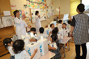 科学教室　「空気のパワー」について学びました　　ばら・すみれ