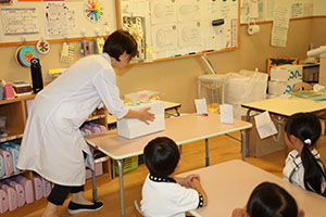 科学教室　「空気のパワー」について学びました　　ばら・すみれ