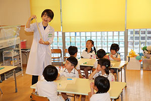 科学教室　「空気のパワー」について学びました　　ばら・すみれ