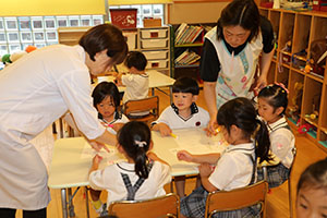 科学教室　「空気のパワー」について学びました　　ばら・すみれ