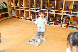 新聞紙じゃんけん遊び　すみれ