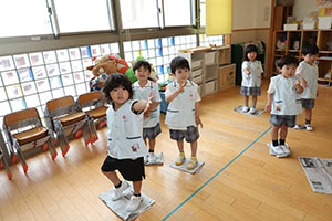新聞紙じゃんけん遊び　すみれ