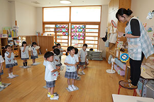 新聞紙じゃんけん遊び　すみれ
