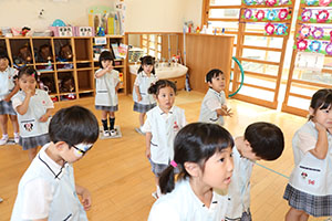 新聞紙じゃんけん遊び　すみれ