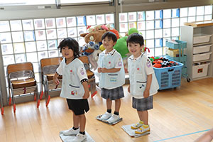 新聞紙じゃんけん遊び　すみれ