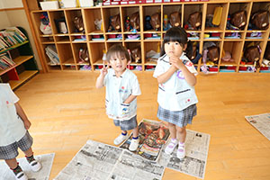 新聞紙じゃんけん遊び　すみれ