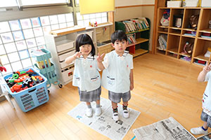 新聞紙じゃんけん遊び　すみれ