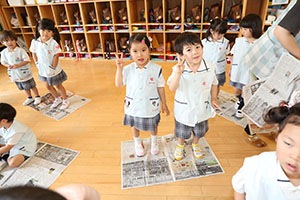 新聞紙じゃんけん遊び　すみれ