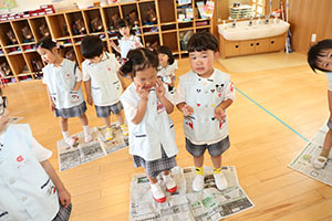 新聞紙じゃんけん遊び　すみれ