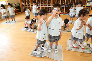 新聞紙じゃんけん遊び　すみれ