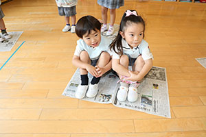 新聞紙じゃんけん遊び　すみれ