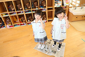 新聞紙じゃんけん遊び　すみれ