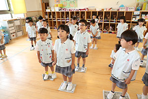 新聞紙じゃんけん遊び　すみれ