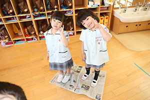 新聞紙じゃんけん遊び　すみれ