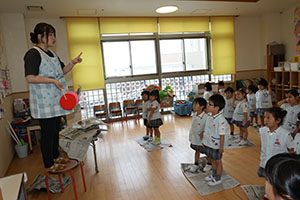 新聞紙じゃんけん遊び　すみれ