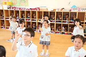 新聞紙じゃんけん遊び　すみれ