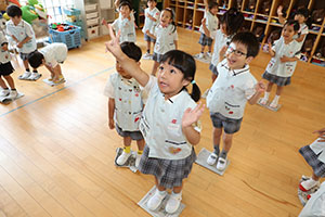 新聞紙じゃんけん遊び　すみれ