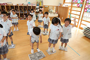 新聞紙じゃんけん遊び　すみれ