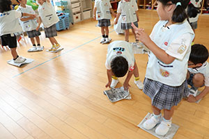 新聞紙じゃんけん遊び　すみれ