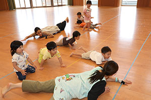 ホールでリトミック遊びとだるまさんがころんだ　　2歳児クラス