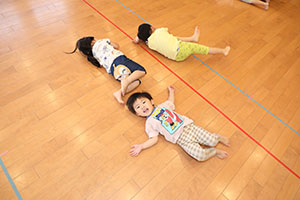 ホールでリトミック遊びとだるまさんがころんだ　　2歳児クラス