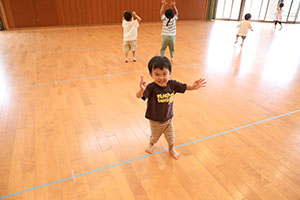 ホールでリトミック遊びとだるまさんがころんだ　　2歳児クラス