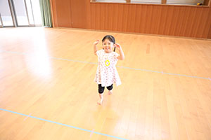 ホールでリトミック遊びとだるまさんがころんだ　　2歳児クラス